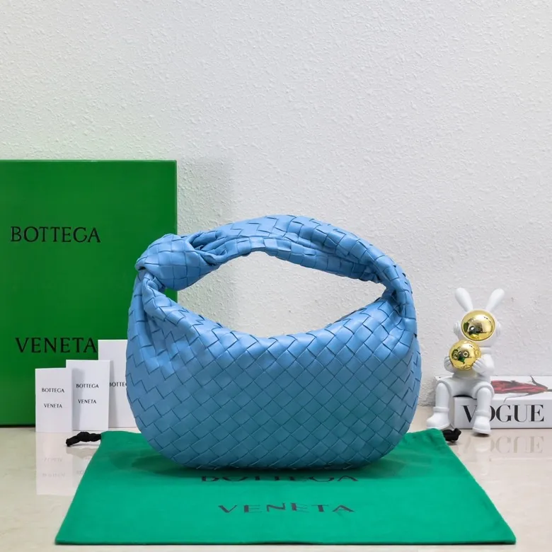 Batch 1460 BV Bottega Veneta 2022 Early Spring New Ladies Medium JODIE Handbag BV Bag 🔥The new method is to round the corners on the original basis and knot the round hobo bag with classic woven leather. The most iconic triangular pull-out design, using sheepskin draped soft shape, is super suitable for concave shapes~ Jodie feels really gentle to people, and is definitely the best item for daily matching. It has the same weave, new elements and twists, and is versatile. It is the new favorite of street style Internet celebrities! Size: 36*21*13 Model: 6697